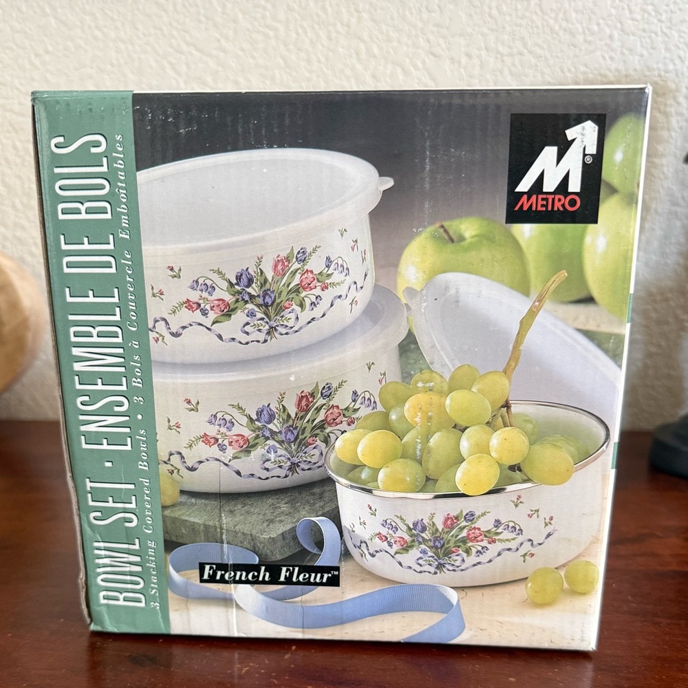 Brand 🆕 beautiful and cute 💙🩷 French Fleur Stacking Bowl Set